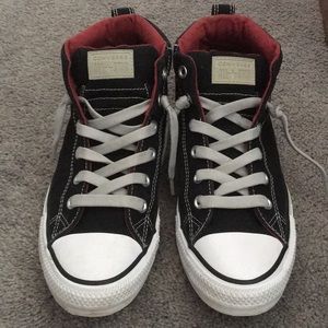 Converse all star size 7 men’s 9 in women’s